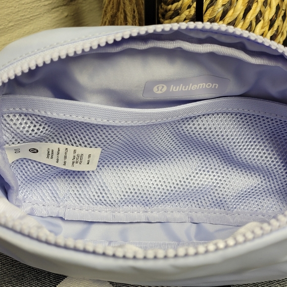 Lululemon Everywhere Belt Bag Pastel Periwinkle Spring Like New - Picture 12 of 16